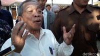 Dedengkot grup lawak Empat Sekawan yang juga politisi ini dinilai melanggar Pasal 263 KUHP dengan ancaman hukuman 7 tahun penjara.