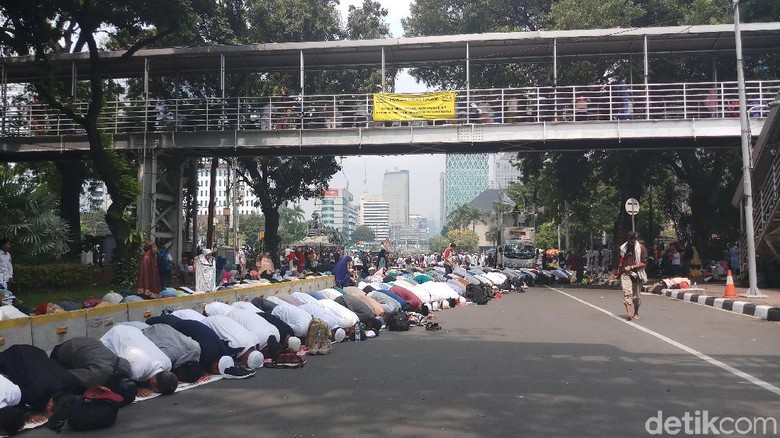Massa Aksi Kawal MK Salat Zuhur Berjemaah di Jl Medan Merdeka Barat Massa Aksi Kawal MK Salat Zuhur Berjemaah di Jl Medan Merdeka Barat
