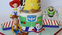 Bukan hanya cake kecil yang simpel, sebuah cake fancy dengan ukuran besar juga bisa jadi pilihan. Cake ini siap memeriahkan pesta ulang tahun si kecil. Foto: Instagram