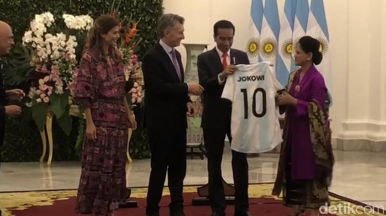 Jokowi Dapat Jersey Timnas Argentina Nomor 10 dari Presiden Macri Jokowi Dapat Jersey Timnas Argentina Nomor 10 dari Presiden Macri