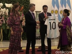 Jokowi Dapat Jersey Timnas Argentina Nomor 10 dari Presiden Macri