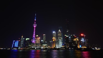 Pemandangan kota Shanghai yang nampak menawan di malam hari dengan balutan kerlap kerlip cahaya nan indah. Jamie McDonald/Getty Images for Laureus.