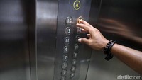 Keberadaan elevator atau lift tentunya memudahkan aktivitas warga disana. Pasalnya gedung rusun tersebut cukup tinggi hingga mencapai 16 lantai. Wow!