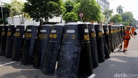 Pengamanan yang dilakukan oleh petugas TNI-Polri itu untuk menjaga agar tak terjadi hal-hal yang tak diinginkan jelang sidang putusan MK terkait sengketa Pilpres 2019.