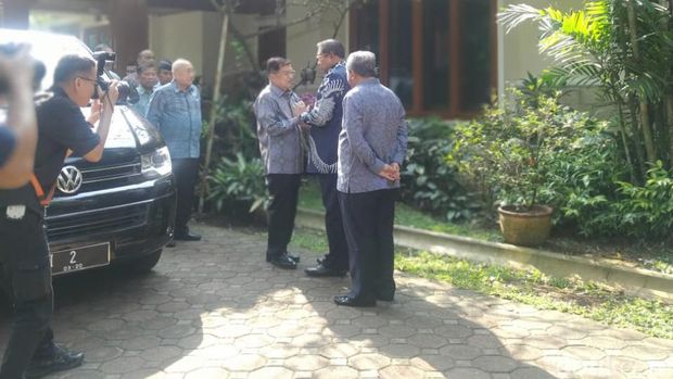 Sampaikan Duka Ani Yudhoyono Wafat, JK Temui SBY di Cikeas