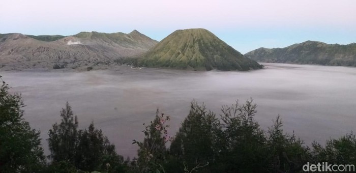 Fenomena embun membeku semakin tampak di Kawasan Wisata Gunung Bromo. Pemandangan tersebut menjadi daya tarik baru bagi wisatawan.