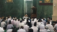 Felix Siauw jadi berceramah di Masjid Balai Kota DKI. Padahal pengajian tersebut sempat dinyatakan dibatalkan oleh pejabat Pemprov. Pernyataan pembatalan kajian itu bisa dibaca di sini. Foto: Arief/detikcom