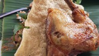 Mau tambah lauk ayam goreng, boleh saja! Tetapi tetap jangan lupa kerupuk karak yang bikin pecel Madiun ini makin nikmat. Foto: Instagram @nikeinf