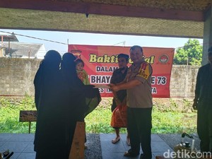 Polisi Beri Sembako-Uang ke Keluarga Napi Teroris di Tasikmalaya