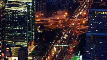 Pemandangan kota Beijing di malam hari juga tak kalah menariknya bermandikan cahaya warna-warni. Paula Bronstein/Getty Images.