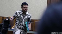 Rommy tersenyum usai memberikan kesaksian.