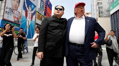 Aksi Kim Jong Un dan Donald Trump Saat Keliling Kota Jepang