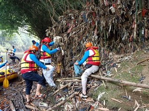 Antam Dukung KLHK Bersihkan DAS Ciliwung