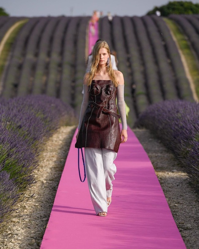 Brand favorit Rihanna dan keluarga Kardashian ini menghadirkan koleksi yang memadukan elemen street style dengan gaya rustic pedesaan yang chic. (Foto: Instagram/@jacquemus)