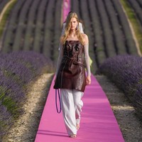 Brand favorit Rihanna dan keluarga Kardashian ini menghadirkan koleksi yang memadukan elemen street style dengan gaya rustic pedesaan yang chic. (Foto: Instagram/@jacquemus)