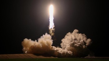 Falcon Heavy sendiri disebut roket terkuat di dunia, dengan tiga boosternya masing-masing punya 9 mesin. Total 27 mesin akan menyala bersamaan saat peluncuran.  Foto: Reuters