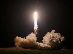 Roket Terkuat Sejagat Terbang Perdana pada Malam Hari