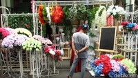 Sejumlah pembeli bunga pun masih tetap berdatangan hingga hari ini.