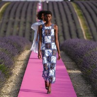Hamparan ladang bungan lavender yang luas dan langit cerah Province menjadi latar yang cantik sekaligus dramatis ketika barisan model melangkahkan kakinya. Kombinasi indahnya panorama dengan rancangan Jacquemus yang baru sukses memanjakan para tamu yang hadir. Memiliki daya tarik tersendiri, fashion show Jacquemus ini pun sempat viral di media sosial. (Foto: Instagram/@jacquemus)