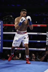 Amir Khan dalam sebuah duel tinju di New York City, AS, pada April 2019. 