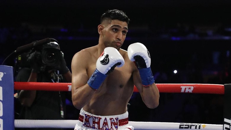 Amir Khan dan Faryal Makhdoom NEW YORK, NEW YORK - APRIL 20: Amir Khan comes out of his corner to fight Terence Crawford during their WBO welterweight title fight at Madison Square Garden on April 20, 2019 in New York City. (Photo by Al Bello/Getty Images)