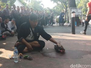Aksi Kawal MK di Patung Kuda, Abah Zaini dari Banten Atraksi Debus