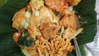 Pecel yang disajikan dalam pincuk duan pisang dari Cibinong ini dilengkapi gorengan dan mie goreng. Mantap! Foto: Instagram @madamejajan