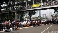 Massa menggelar aksi di kawasan patung kuda Arjuna Wiwaha, Jalan Medan Merdeka Barat, Jakarta, Rabu (26/6/2019).