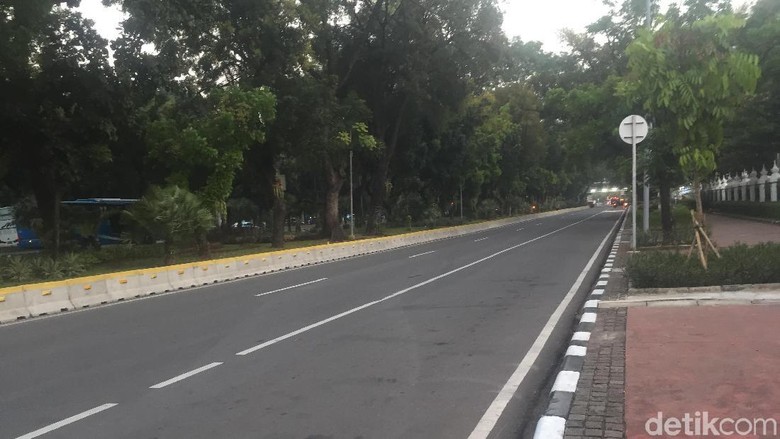 Aksi Kawal MK Bubar, Jalur Medan Merdeka Barat ke Harmoni Masih Ditutup Aksi Kawal MK Bubar, Jalur Medan Merdeka Barat ke Harmoni Masih Ditutup