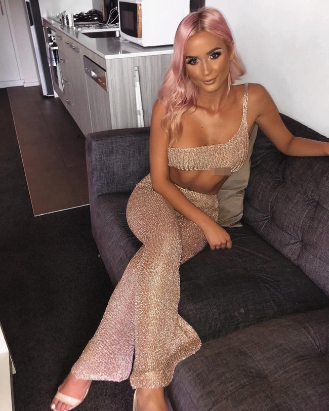 Beberapa orang juga meminta Gabby untuk meninggalkan Alex karena perilakunya. Kamu berhak mendapatkan seseorang yang lebih baik dari pada pacar kamu yang bodoh itu, tulis salah satu netizen. Foto: Instagram @gabbygoessling