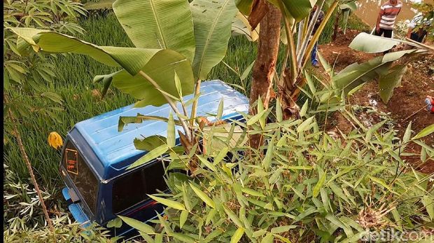 Warga Nyaris Tertimpa Minibus yang Masuk Jurang di Tasikmalaya