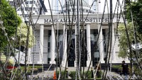 Kawat berduri nampak terpasang di area sekitar gedung Mahkamah Konstitusi jelang sidang putusan MK terkait sengketa Pilpres 2019, Jakarta, Rabu (26/6/2019).