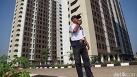 Tak perlu khawatir soal keamanan di wilayah rusun Rorotan. Pasalnya selain dilengkapi dengan kamera pengawas, sejumlah petugas keamanan bersiaga menjaga area rusun tersebut selama 24 jam.