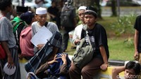 Sebelumnya, diberitakan massa dari berbagai ormas dan gerakan menggelar aksi kawal MK di depan Patung Kuda. Massa tersebut di antaranya berasal dari PA 212, Gerakan Kedaulatan Rakyat (GKR), dan Emak-emak Jabar.