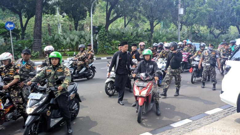 Protes Ceramah Felix Siauw, Konvoi Banser Tiba di Balai Kota DKI Protes Ceramah Felix Siauw, Konvoi Banser Tiba di Balai Kota DKI
