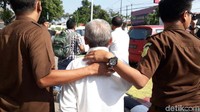 Dia mendapat pengawalan ketat petugas Kejari.