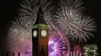 Kembang api yang menyala di langit kota London semakin membuat pemandangan ibu kota Inggris itu semakin menawan saat dijepret oleh kamera. Dan Kitwood/Getty Images.