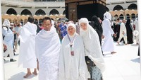 Belum lama ini ia juga sempat umrah bersama kedua orang tuanya. Dok. Instagram/thyasethyaa