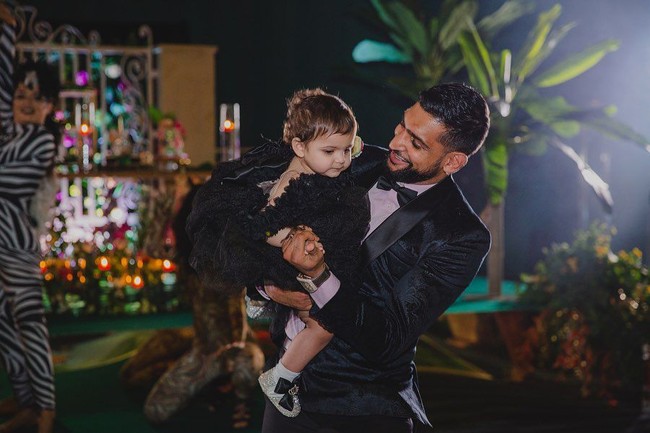 Dikabarkan Daily Mail, pesta bertema hutan tersebut menghabiskan biaya sebesar 75 ribu poundsterling atau sekitar Rp 1,3 miliar (kurs Rp 18.000). (Foto: Instagram @amirkingkhan)