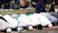 Massa salat dengan beralaskan kardus ataupun koran.