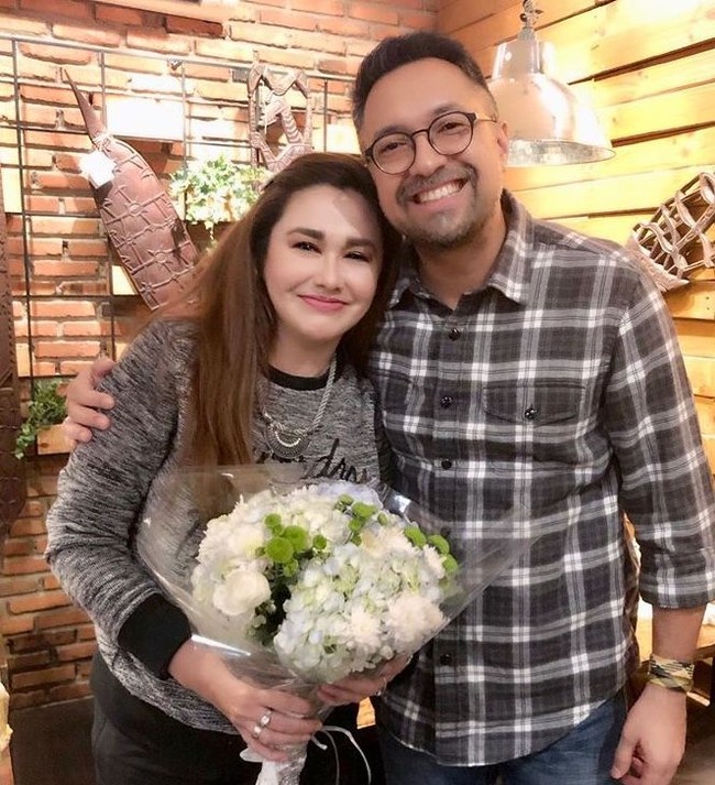 Selanjutnya ada Ari Sihasale dan Nia Zulkarnaen. Keduanya menikah di Perth, Australia pada 25 September 2003. Nia merupakan seorang muslim, sedangkan Ari menganut agama Katolik. Walaupun berbeda agama, hubungan keduanya tetap terlihat harmonis. Foto: Instagram