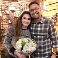 Selanjutnya ada Ari Sihasale dan Nia Zulkarnaen. Keduanya menikah di Perth, Australia pada 25 September 2003. Nia merupakan seorang muslim, sedangkan Ari menganut agama Katolik. Walaupun berbeda agama, hubungan keduanya tetap terlihat harmonis. Foto: Instagram