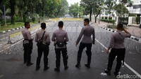 Sementara itu, jalan dari depan Kementerian Pertahanan juga sudah ditutup dengan kawat berduri dan dijaga oleh sejumlah polisi. Penutupan jalan itu sampai ke depan MK.