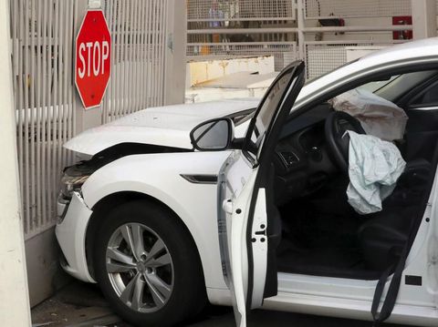 Insiden ini memicu kerusakan pada gerbang Kedubes AS juga pada mobil sedan tersebut
