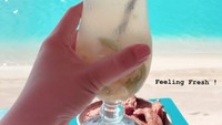 Bulan madu di Bora Bora, Syahrini memamerkan minuman segar dengan campuran daun mint hingga lemon. Feeling Fresh, tulisnya kala itu. Foto: Instagram