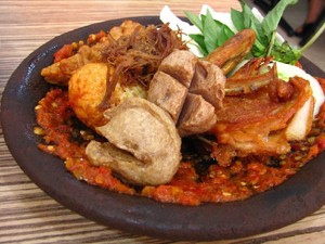 12 Rekomendasi Tempat Makan Lezat Dekat Stasiun Wonokromo Surabaya