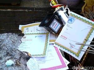 Ditolak Sekolah Idaman, Siswa Prestasi Membakar Belasan Piagam