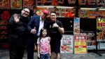 Aksi Kim Jong Un dan Donald Trump Saat Keliling Kota Jepang