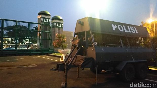 Mobil kawat berduri disiagakan di kompleks DPR/MPR