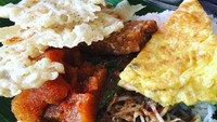 Pecel pincuk di Surabaya tak kalah seru. Lauknya dadar telur, tempe goreng dan rempeyek. Mantap. Foto: Instagram @jalan2surabaya